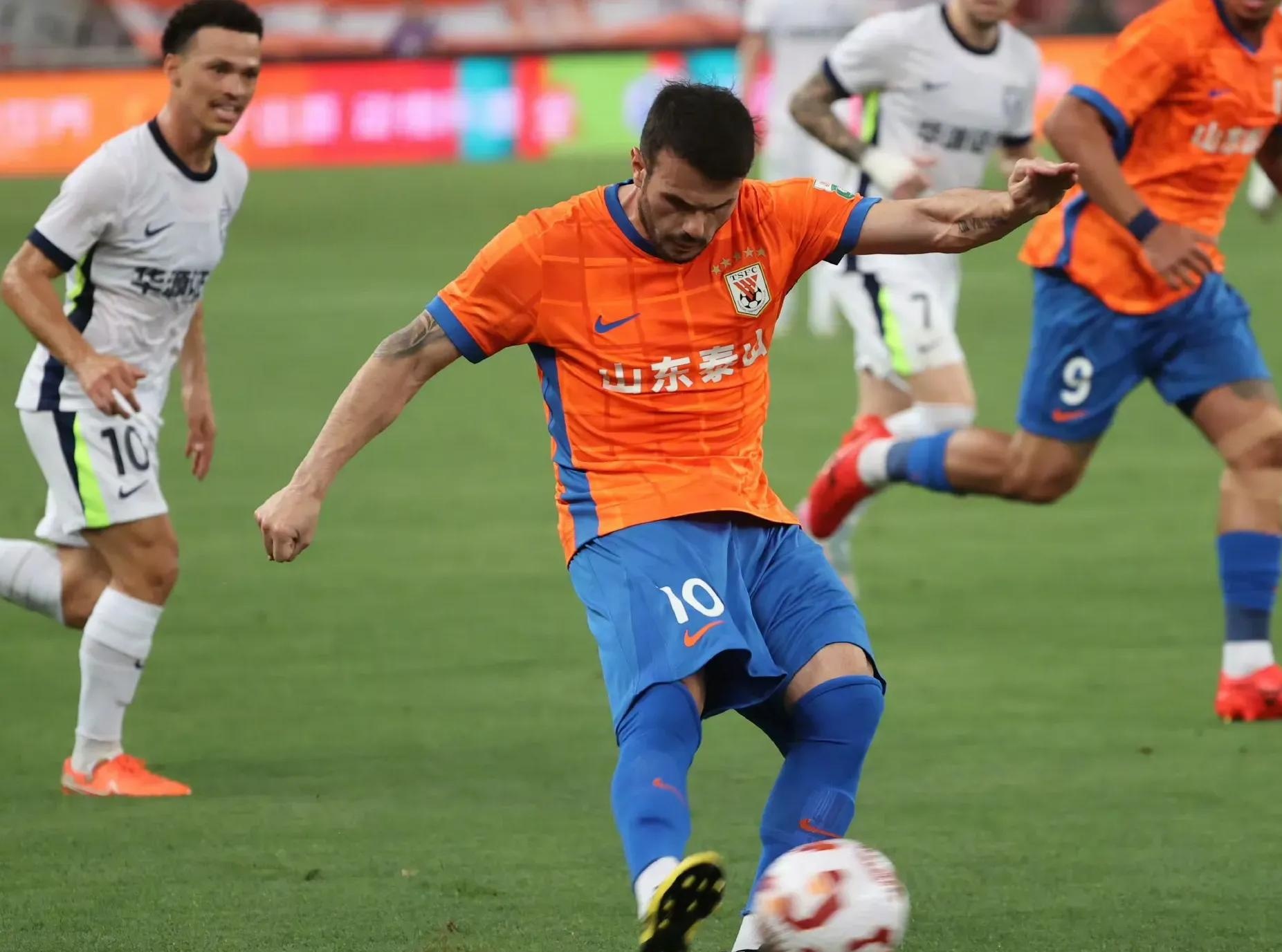 山东泰山训练开放日，今晚队长鼓劲引欢呼，欧联在即，训练强度明显提升